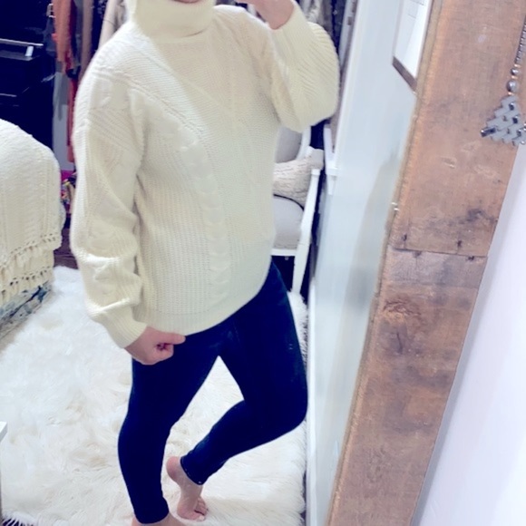 TURTLENECK ivory color cable knit sweater size small oversized - Picture 3 of 4